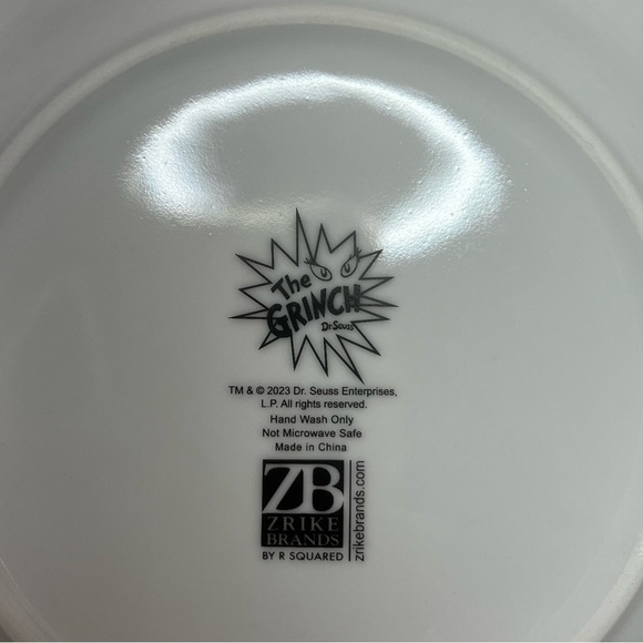 The Grinch Who Stole Christmas CIndy Lou Who & Whoville 8 Piece Dining Set - Picture 13 of 13